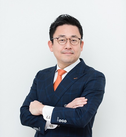 上半身腕組み.jpg